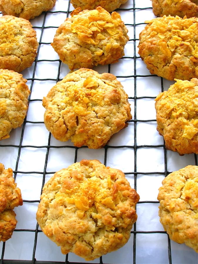 Choclette8's tweet photo. Sweet chewy biscuits with a delightful crunch. White chocolate, condensed milk, oats and cornflakes combine to make these crunchy cornflake biscuits quite substantial and particularly tasty. They’re easy to make too. #CornflakeCookies #RecipeOfTheDay https://t.co/q0Mr2C5shM https://t.co/Aiut7GGLXr