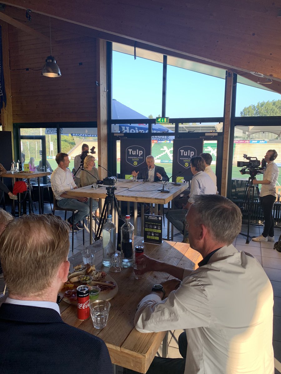 DvanStiphout's tweet photo. Volgende week beginnen de hoofdklassen hockey weer! Vandaag blikken bestuurders, coaches en aanvoerd(st)ers met Tom van ‘t Hek vooruit tijdens #Tulp Kick off event bij @ABNAMRO Cup #TulpHK 🏑 https://t.co/0AxFFVnJQO