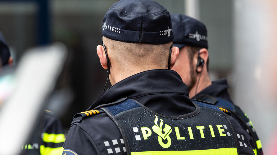 De politie heeft zaterdagavond in de Maastrichtse wijk De Heeg een man met een bijl aangehouden