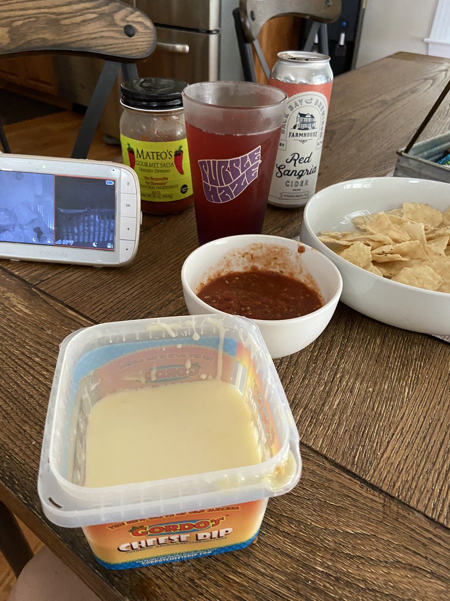 y0_mich's tweet photo. My draft set up #skol #momlife #backbaybrewing #gordos #matteos #FantasyFootball #NFLTwitter #inittozimit https://t.co/CsN4OADYwV