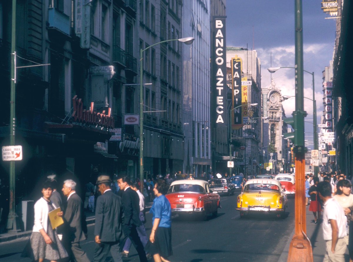 RicardoBSalinas's tweet photo. En esta foto de 1966, veo que había un "Banco Azteca". Quién sabe porque no tuvo éxito.

Nosotros en @BancoAzteca vamos por 100 años más como mínimo.

En Óptica Madero me hicieron mis primeros lentes, sale a la izquierda y sale también un Philco, competencia de @Tiendas_Elektra https://t.co/naF4OIbkdE