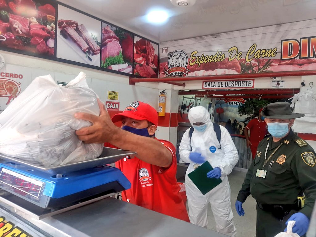 PoliciaDEMAM's tweet photo. Con #ProtecciónAmbiental y sec de salud de @alcaldiabarranc, efectuamos controles a expendidos de comercialización de carne, incautando 150 kilos de carne (de res y de cerdo), que no cumplía con los requisitos para su consumo el cual será desnaturalizada para  disposición final. https://t.co/gK0vHnF8nj