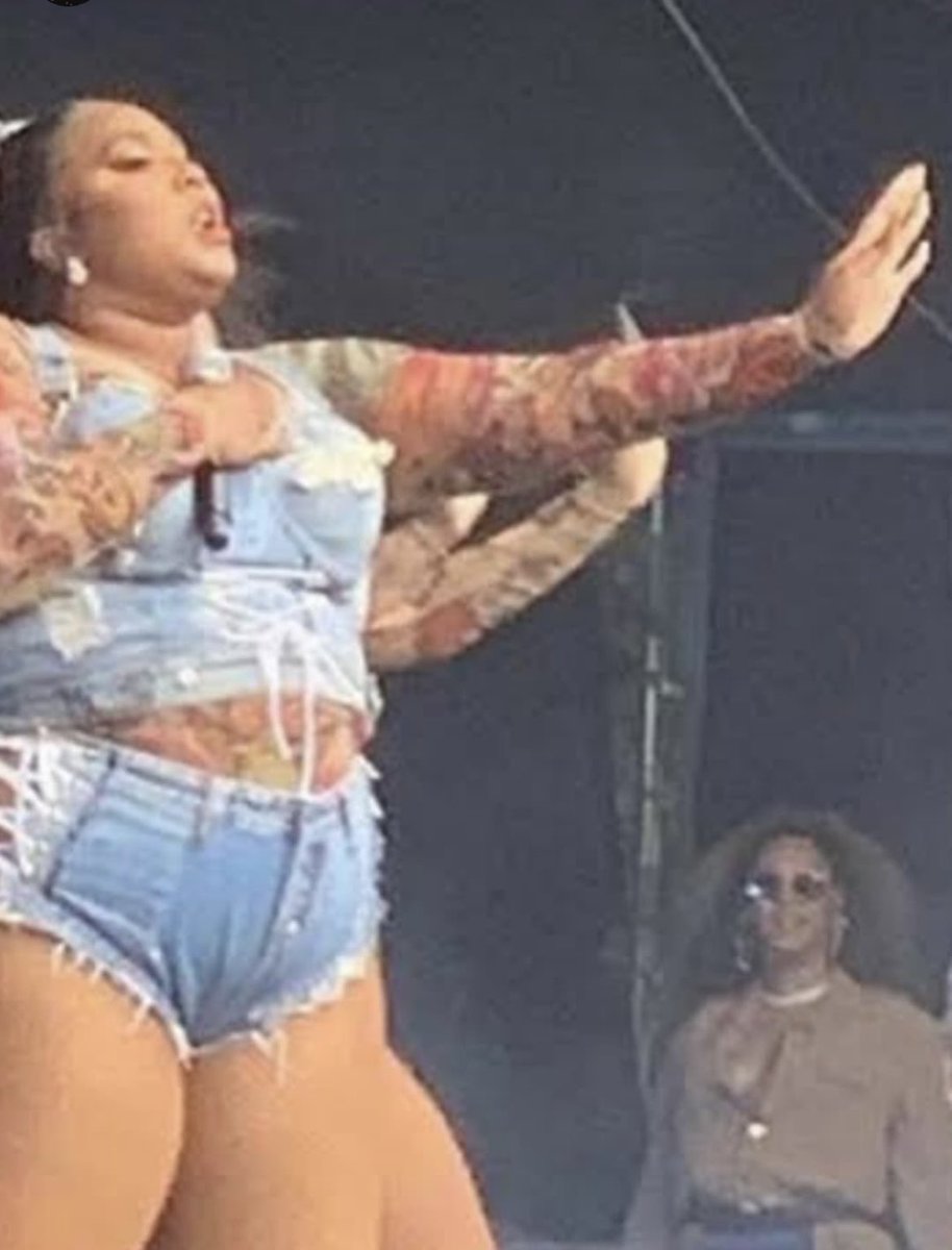 lizzo's tweet photo. Happy birthday @Beyonce — ima keep posting this pic until we take a real one together 🥺 https://t.co/ilrPf6LE4J