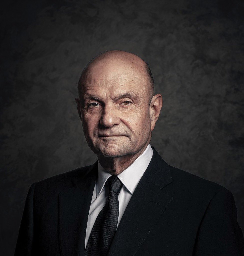 رحم الله أستاذي  #شفيق_الغبرا واسكنه فسيح جناته ، كنت احد طلابه في جامعة الكويت ، نعم الاستاذ والمربي كان صاحب رساله للقضيه الفلسطينيه ، ويصدح بالحق بدون أي مجامله أو نفاق لأي رأي سياسي كان ، وكانت محاضرته ممتعه وتخرج من القاعه وقد استفدت الشيء الكثير .. لك الجنه باذن الله ..