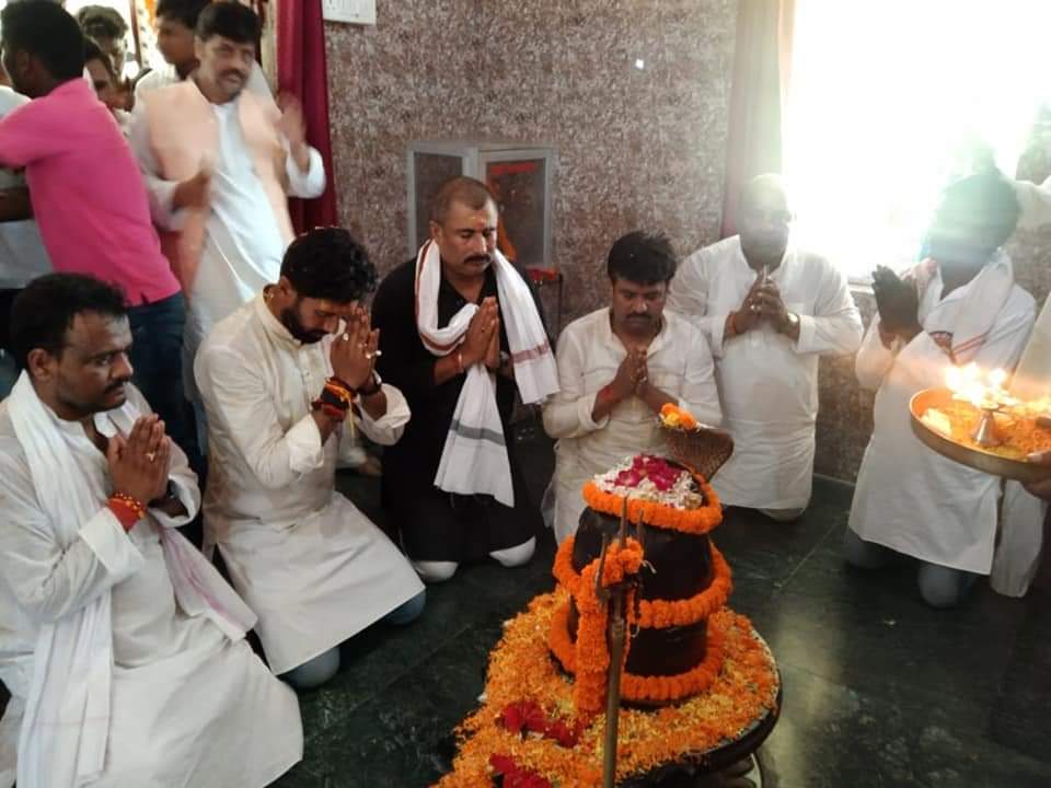 LJP4India's tweet photo. आज आशीर्वाद यात्रा के दौरान ग्राम- दहिवर, जिला बक्सर में लोजपा के राष्ट्रीय अध्यक्ष आदरणीय श्री @iChiragPaswan जी ने योगेश्वर नाथ महादेव मंदिर में दर्शन कर आशीर्वाद प्राप्त किया। https://t.co/t1ciZHwuck