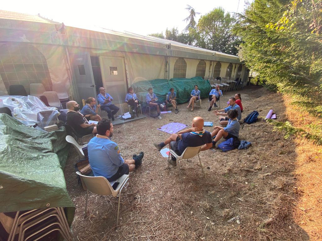 agesci's tweet photo. Pomeriggio intenso di gruppi di lavoro al #CG2021. I capi dell'associazione si sono confrontati nella stesura del #documento collettivo "Per un futuro educativo e sostenibile", per mettere a fuoco i possibili temi culturali portanti sulla visione del futuro dei #giovani. https://t.co/8o4NWW0Nxd