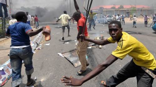 SaharaReporters's tweet image. Violence Mars Kaduna Elections As Hoodlums Snatch 41 Voting Machines, Assault Electoral Officers | Sahara Reporters bit.ly/2WTDgIZ