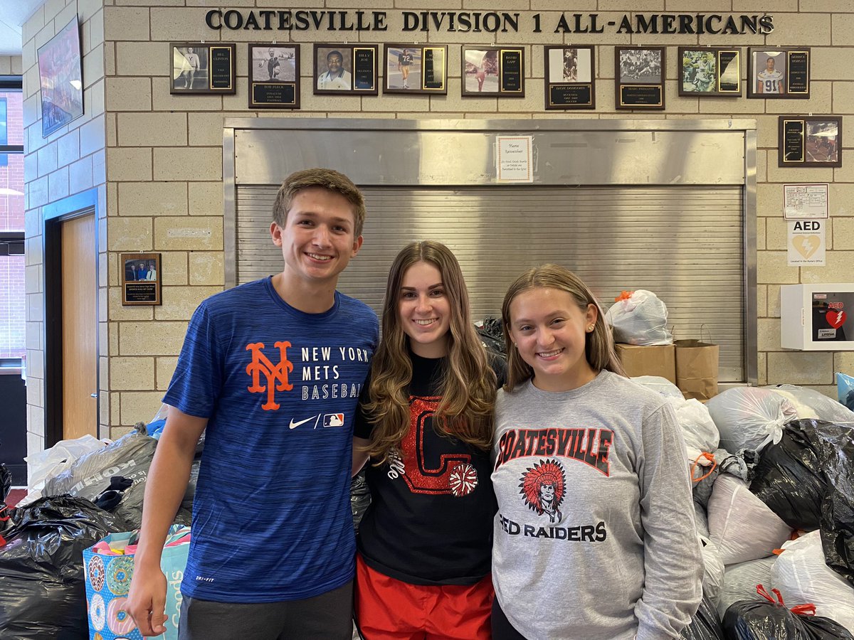 CHS_LeoClub's tweet photo. Our 2021-2022 Leo Club Board helping with donations!
President: Jillian Evans
Vice President: Lilly Kirchhofer
Treasurer: Scott Bria
Secretary: Alex Kuehn (not pictured) https://t.co/wCQJ5oLX4N