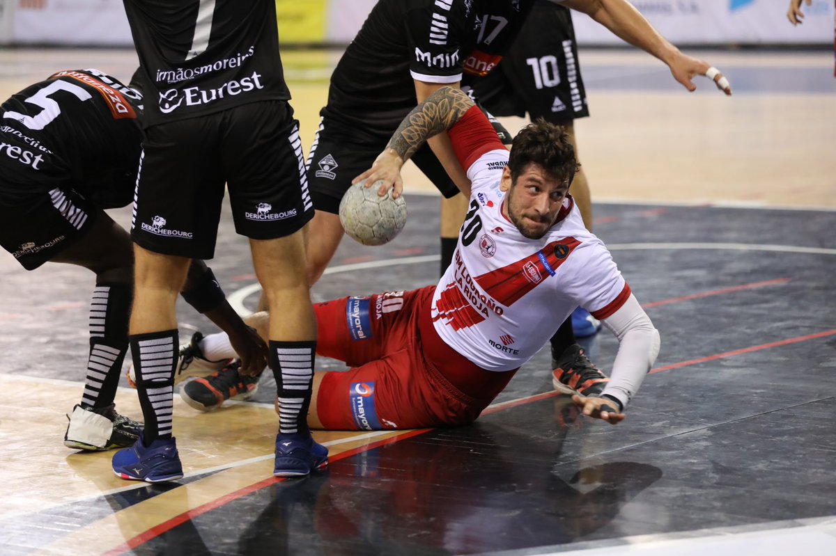 Águas Santas haciéndonos la genuina y hollywoodiense defensa 3-3 y a Moreira (que igual le da cómo le defiendan) anota.

Te queremos, Tomás.

22-18 min 40