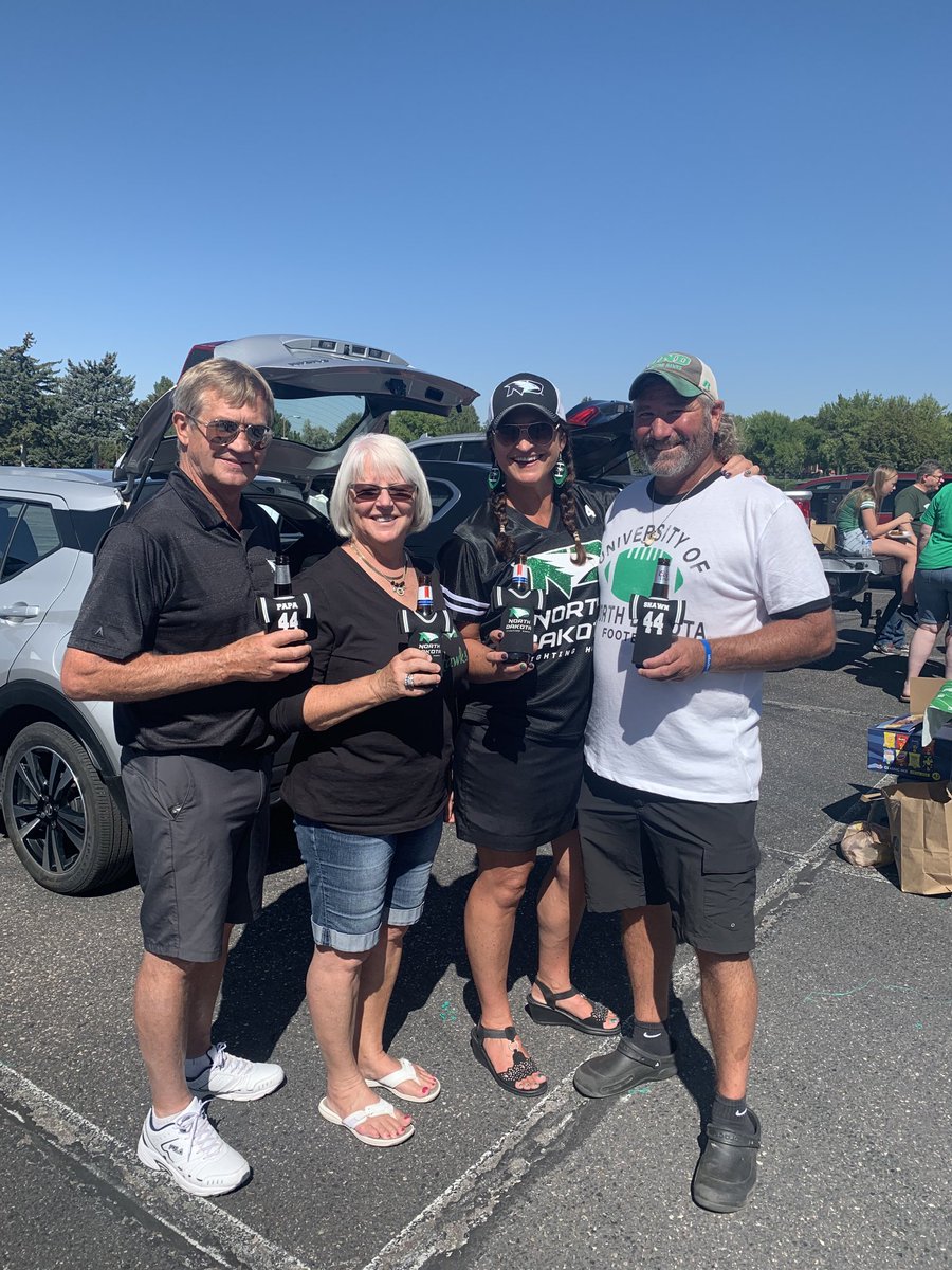 jkrzanowski's tweet photo. #UND Proud 💚🏈🖤 https://t.co/upuOutP7bz