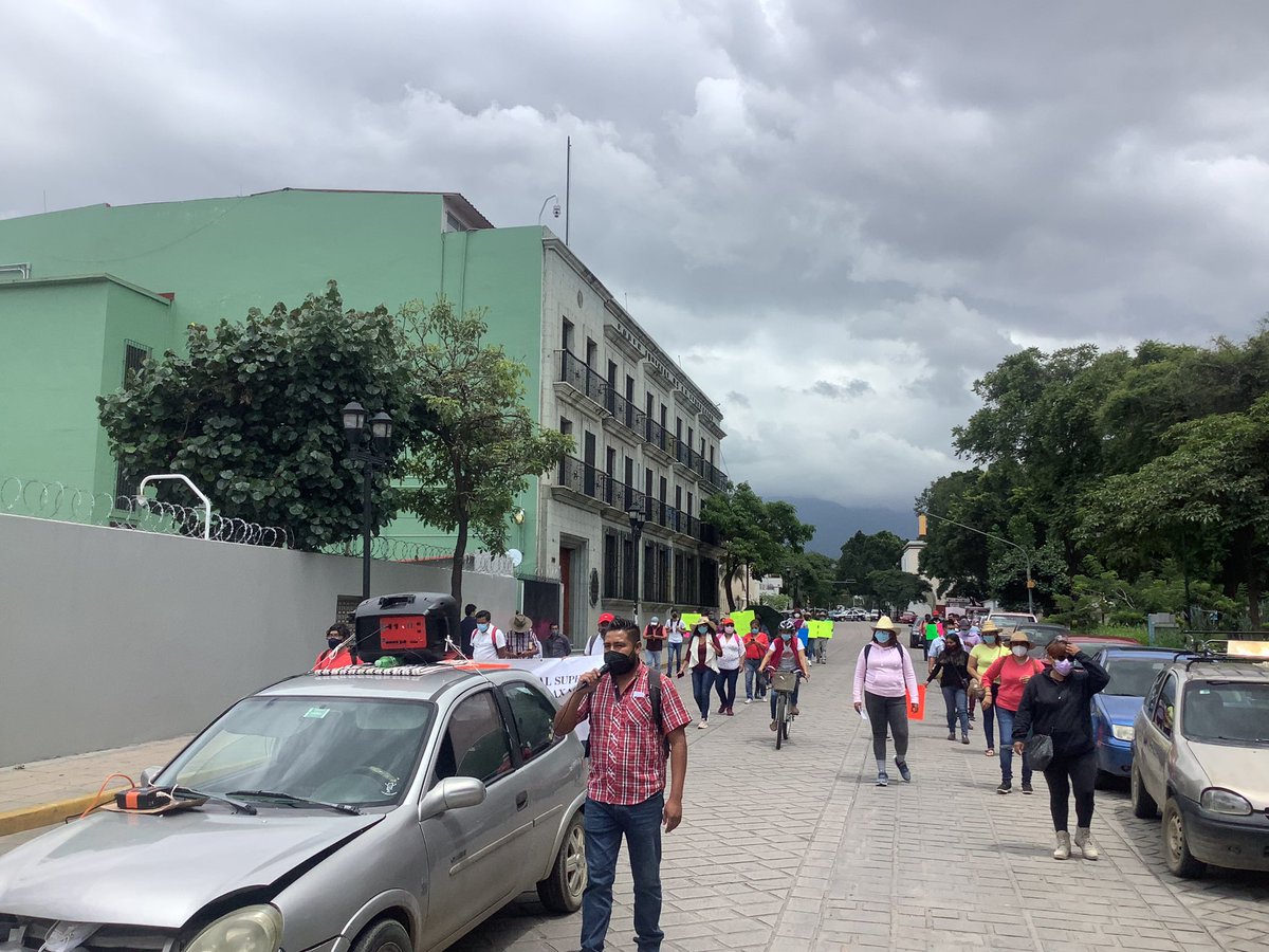 ¡Salimos a las calles! Le exigimos al <a href="/IEEPOGobOax/">IEEPO</a> , a su director <a href="/VillarrealPaco/">Francisco Villarreal</a> respuesta a nuestras demandas. #Oaxaca #ENSFO