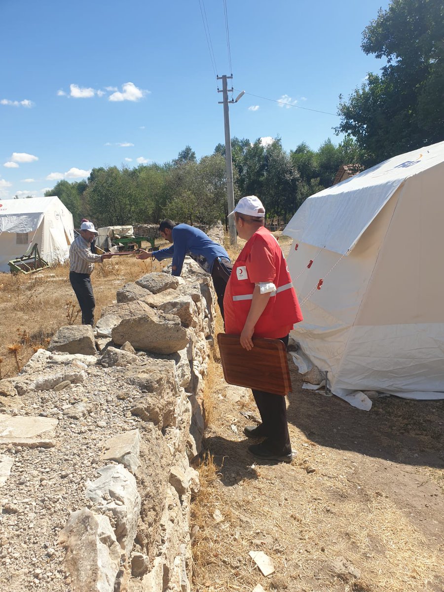 Kütahya-Altıntaşdaki depremden etkilenen Beşkarış, Aydınlar, Genişler ve Murathanlar köylerimizdeki çadırda konaklayan vatandaşlarımıza 3 öğün yemek vermeye devam ediyoruz. Güzel insanlarımızdan güzel dualar alarak daha gayretli çalışıyoruz. 
#iyikivarsınkızılay
#deprem