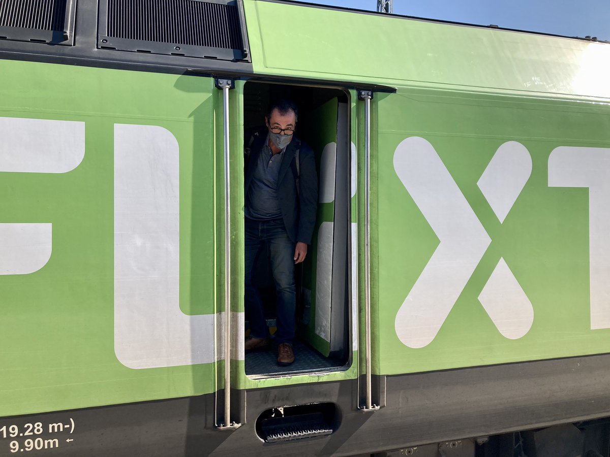 Nach meinem Praktikum bei <a href="/DB_Cargo/">DB Cargo</a> durfte ich heute mal beim #Flixtrain mitfahren – vorne beim Lokführer! Auch die Privatbahnen leisten einen wichtigen Beitrag für klimafreundlichen Personen- &amp; Güterverkehr in unserem Land. Danke für die Einblicke! <a href="/FlixBus_DE/">Flix News</a>