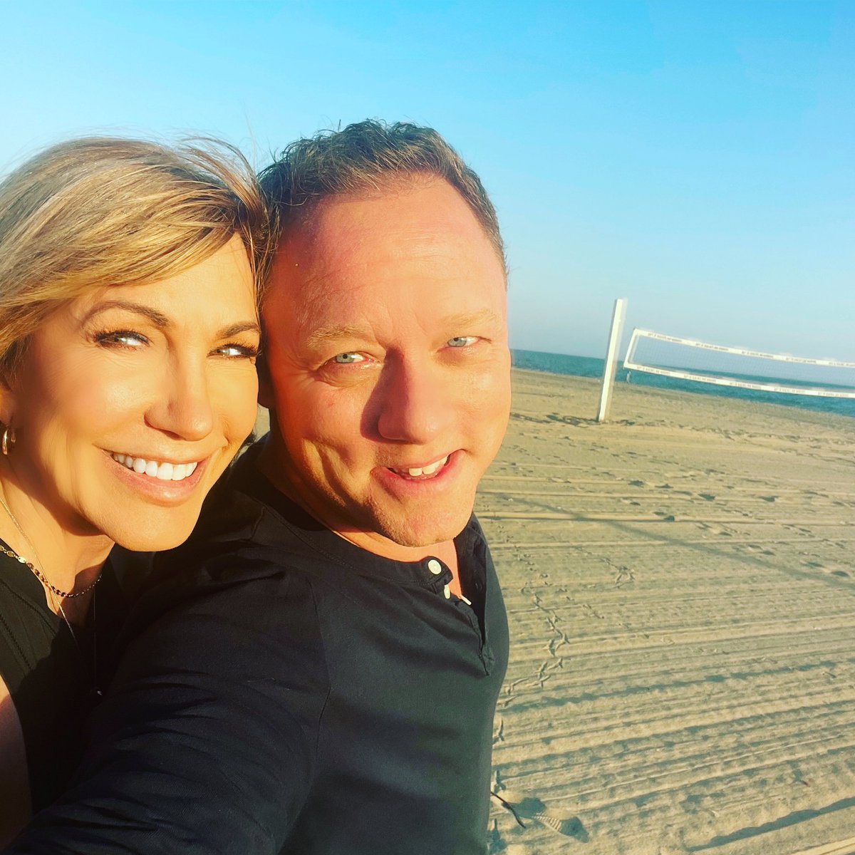 LeezaGibbons's tweet photo. Beach walk. That time when the sun is like a kiss. We're so fortunate to live in California , close to the beach and the desert and the mountains. #weekend #beachlife #lovemylife #summerbreeze #sunscreenalways https://t.co/UQmKBO05Y8