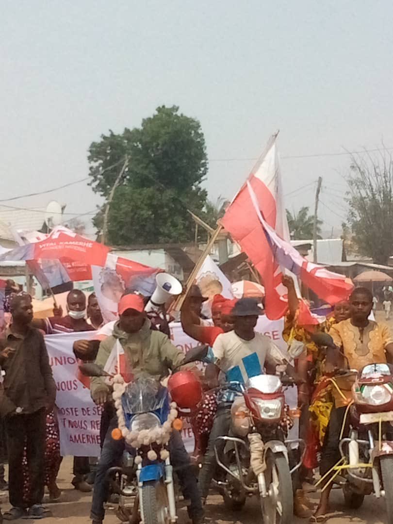 BillyKambale1's tweet photo. De partout, les rouges blancs se mobilisent. Ici nous sommes à Fizi au Sud Kivu où les gens se mobilisent pour accueillir le Professeur Cissa Wanumbe. Le train est en marche https://t.co/10KtK0tzJ5
