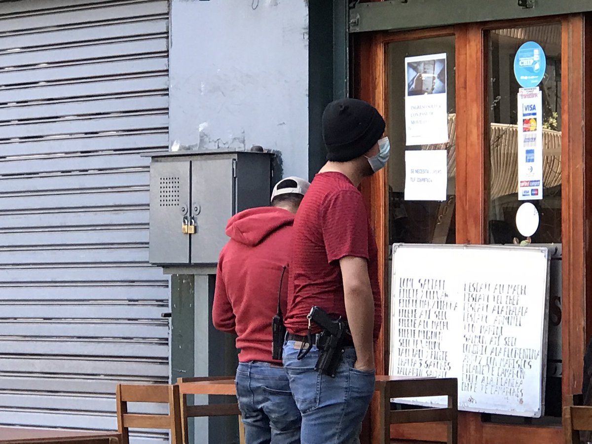 jmsaldiasv's tweet photo. @Carabdechile carabineros de civil mostrando armamento en Agustinas con San Martín https://t.co/awK5tLJzwk
