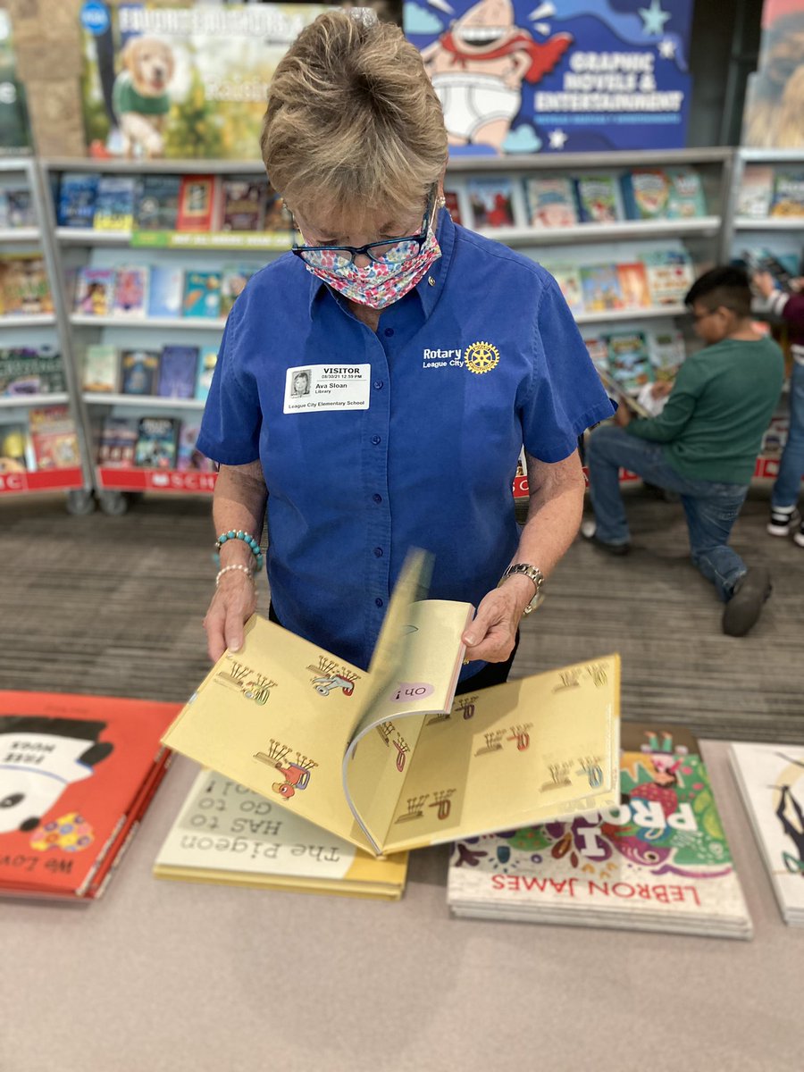 LCEMustangLib's tweet image. A HUGE thank you to our League City Rotary Club for buying a book from the book fair for every single one of our Mustangs!! We love books and we love you! #rotaryclub #rotaryreads