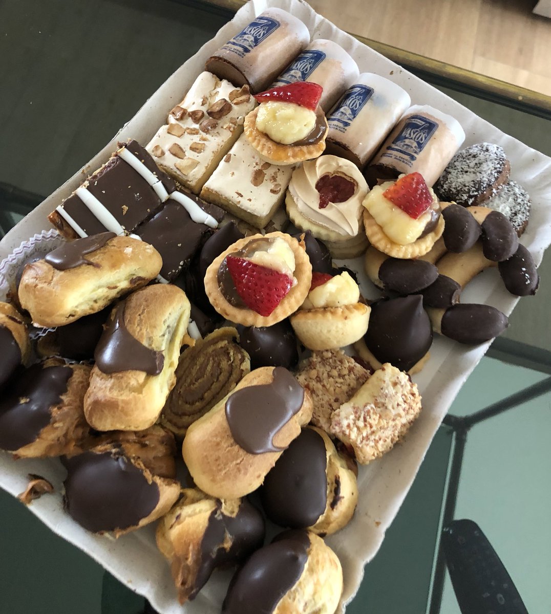 KrCarlit's tweet photo. Estas son masas. 
Las masitas son galletitas. 
End of discussion https://t.co/I7LUjKBbwY