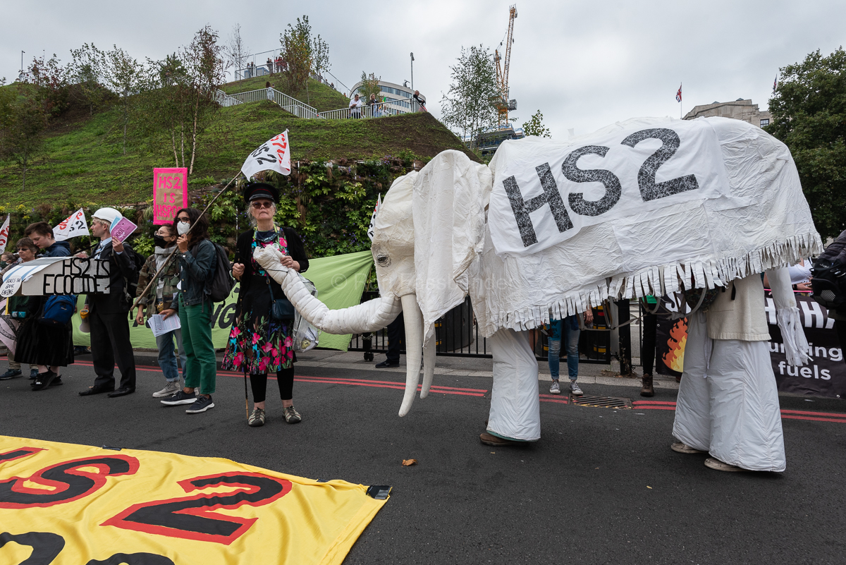 IMAGE: Marble Arch, London, 4/9/21.  XR stage the last day of their #ImpossibleRebellion calling for an immediate halt to new fossil fuel investment & I was lucky enough to spot two white elephants at the same time - namely the 'mound' & @Hs2Rebellion's.