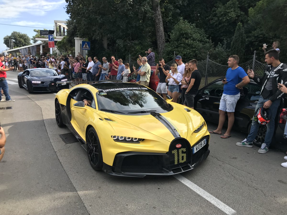 dpasaric's tweet image. Eto nečiji #firstworldproblem: odabrati žuti ili crni Bugatti... #opatija #zaljev