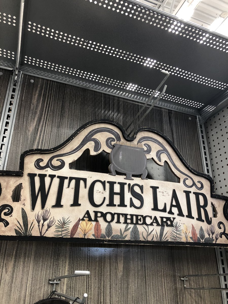 elisefavis's tweet photo. why can’t halloween season just be all year round…i’m shopping at Michael’s and i want to buy everything https://t.co/AtB7i5XoaM