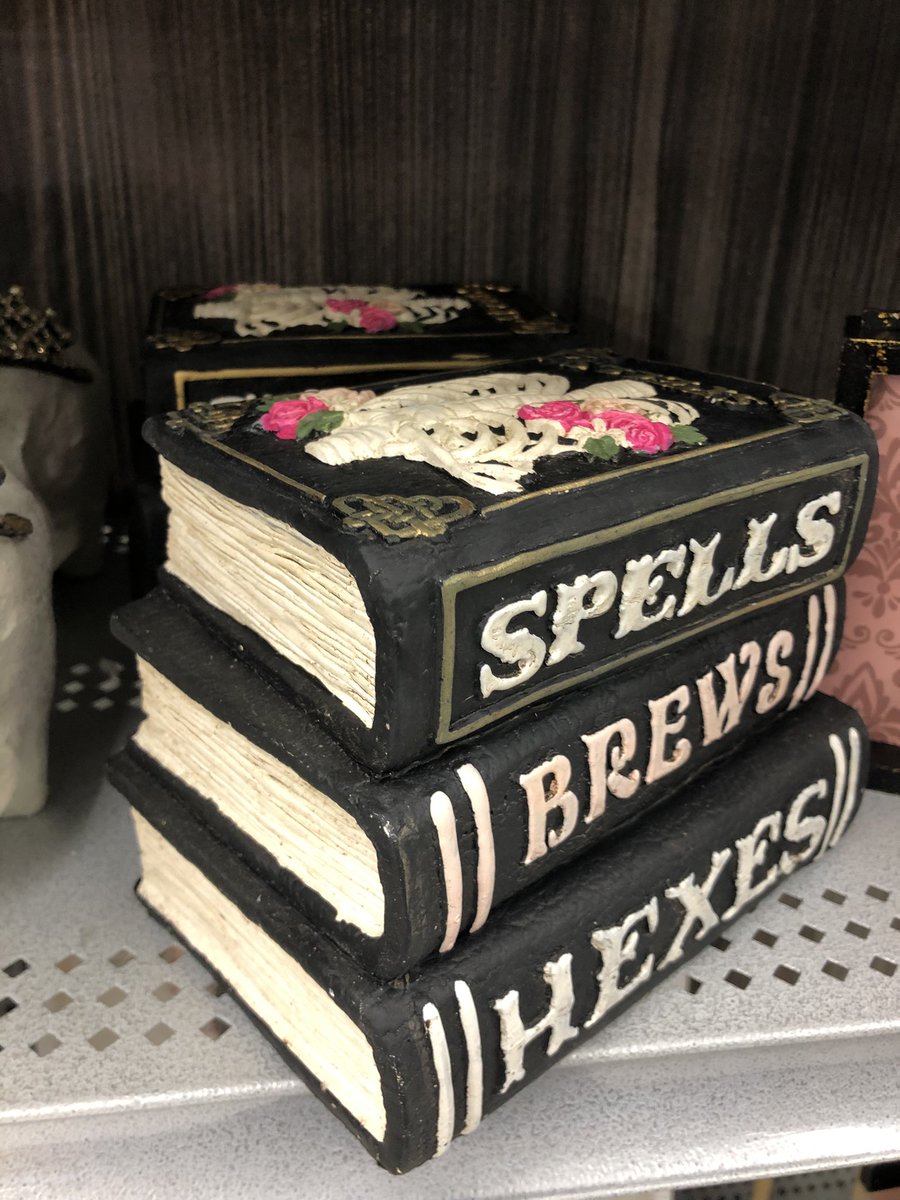 elisefavis's tweet photo. why can’t halloween season just be all year round…i’m shopping at Michael’s and i want to buy everything https://t.co/AtB7i5XoaM