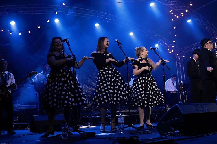 This time last week we were having the BEST time with The Blues Others who put on a superb performance on the Greenwood Stage at the Bath &amp; West Country Festival!

Who joined us?

💃👯🕺