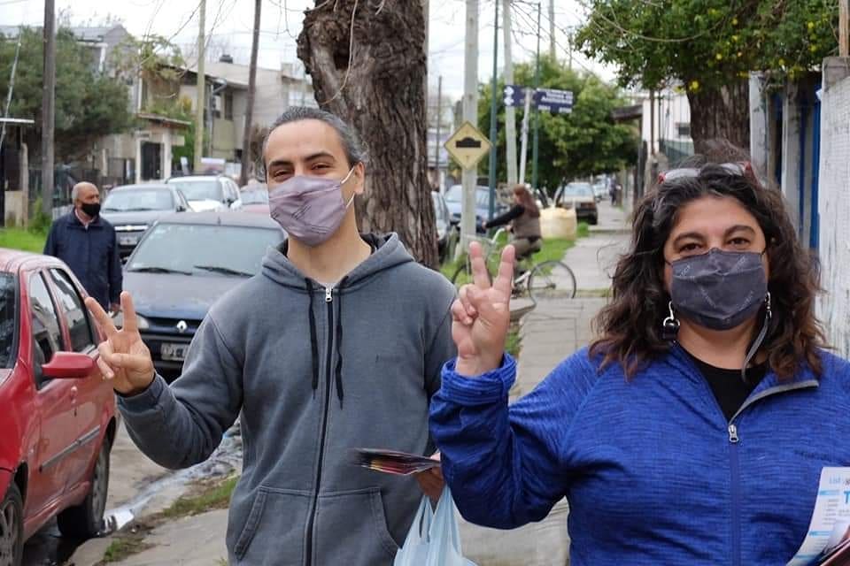 UC_SanIsidro's tweet photo. 💙Volanteada y casa por casa en el Bajo Boulogne. 
Acompañando a lxs candidatos @CeliaSarmiento3 y #GonzaloMendoza llevamos la boleta del Frente de Tod🌞s, para tener en #SanIsidro #LaVidaQueQueremos. https://t.co/ajkR390bCm