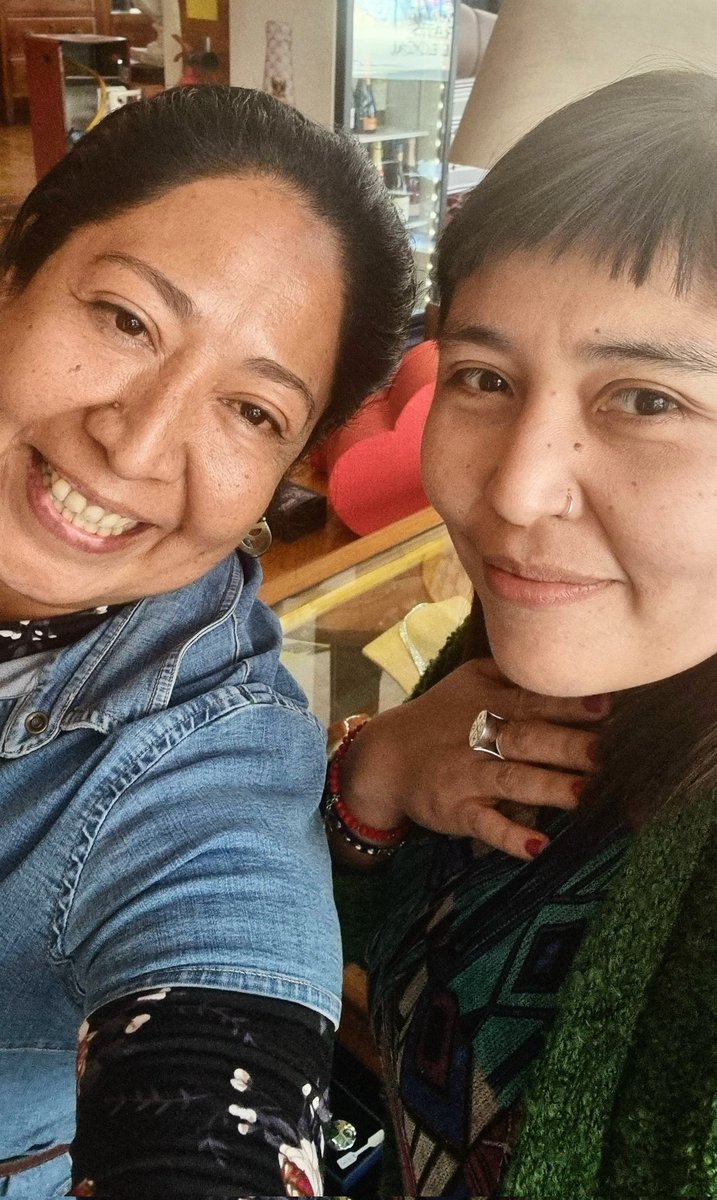 AkuchaPlateria's tweet photo. Fewla! Ahora lindas visitas en nuestra Ruka! Chaltumay #JaviArce por siempre valorar y recomendar nuestro trabajo como Zomo Rütrafe Mapuche. Fentren Newen en tu rupu mucha buena energía en tu caminar #kumenewen #VitrinaAkucha #FamiliaRütrafe @Perpiacere_ https://t.co/TUfjP3k7aK