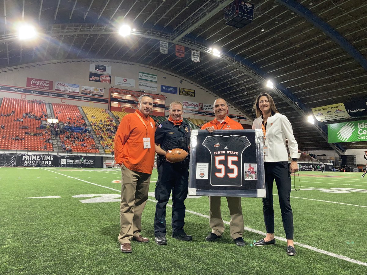 It was a privilege to honor @IdahoStateFB⁩ alum and <a href="/BoisePD/">Boise PD</a>⁩ Detective Brian Holland as our Honorary Captain today. Thank you Chief Schei for making this happen! #HometownHeroes #RoarTogether
