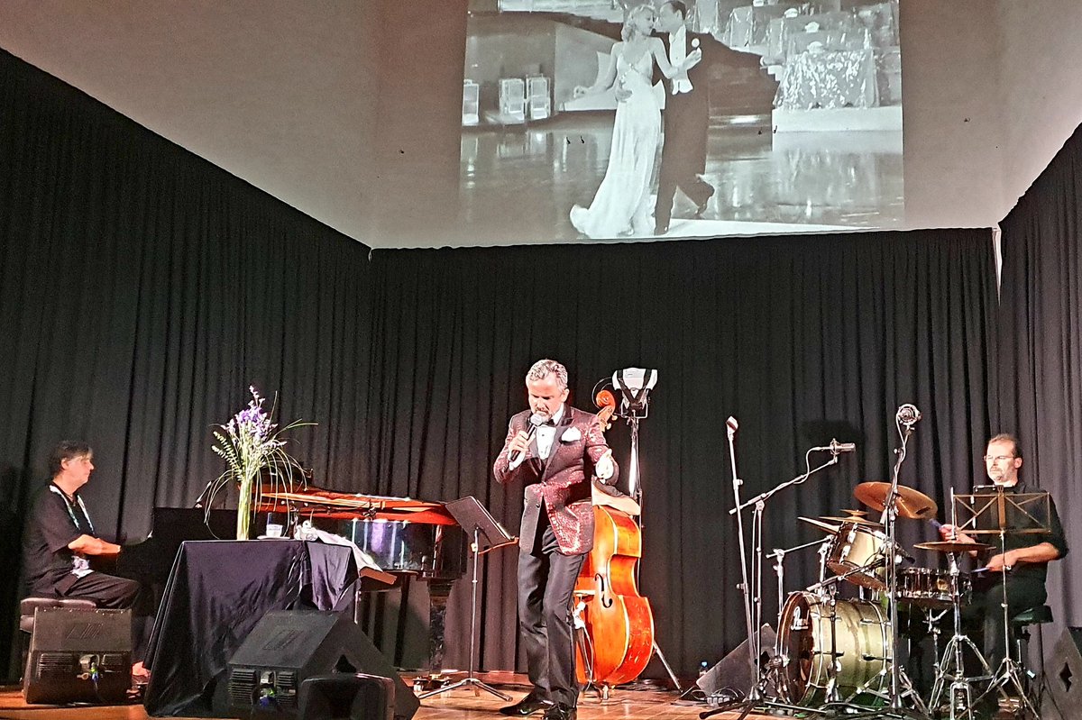 JLBenejam's tweet photo. Inolvidable Crooner's Jazz Concert en Alaior. Espectacular, Fran Llorens junto a su banda. #AlaiorEsCrooner https://t.co/W8xCkvJcyw