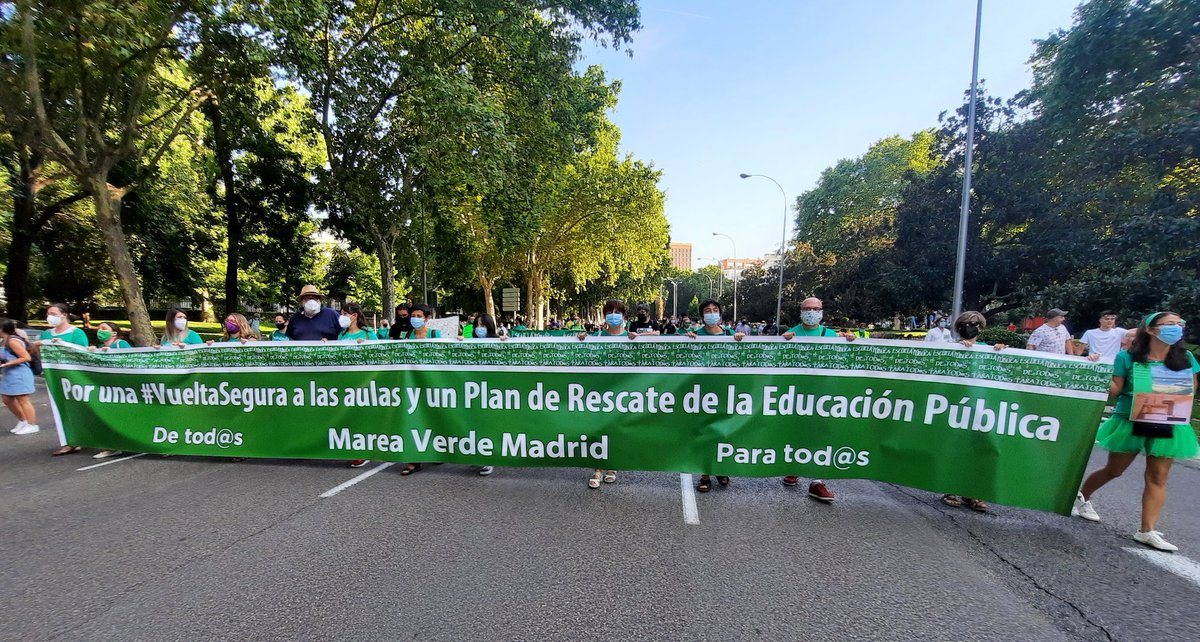 MareasCiudadana's tweet photo. [Fotos] de la MANIFESTACIÓN #AulasSeguras de @VenaMareaVerde

Desde #MareaVerde exigimos a @IdiazAyuso una #VueltaSegura21_22 en la @ComunidadMadrid 
 
#EducacionPublica ,de calidad y con medidas SEGURAS frente al #Covid_19 

#SOSbajadRatios https://t.co/Vr2HPTMrRu