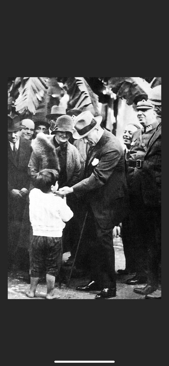 Kimseyle karşılaştırmak gibi bir çabam yok.. Gerek yok.. Zaten bunun mantığı yok.. 

Çünkü kimseye rağmen ya da kimsenin inadına değil.. 
Çok sevdik.. Sadece bu.. 

Ve yaşanan ne varsa o sevginin haklılığını hatırlatıyor sadece..
Sadece bu.. 
#MustafaKemalAtatürk