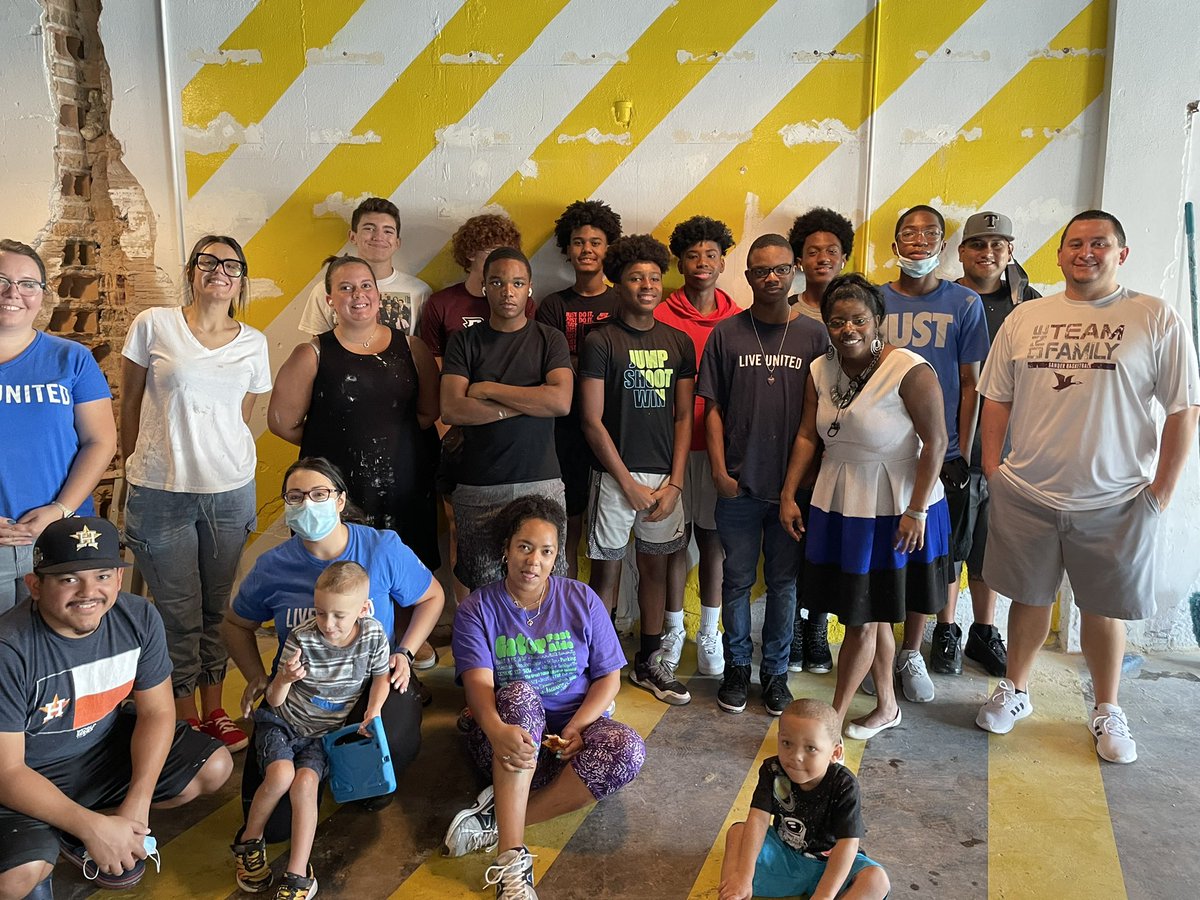 ganderhoops's tweet photo. Lee HS Basketball teamed up with United Way today for a volunteer event that helps women enter the professional workforce. Big thanks to these young men for giving back to our community. #TakingFlight #GoGandersGo #WinningCulture https://t.co/KdQ29l6vUY