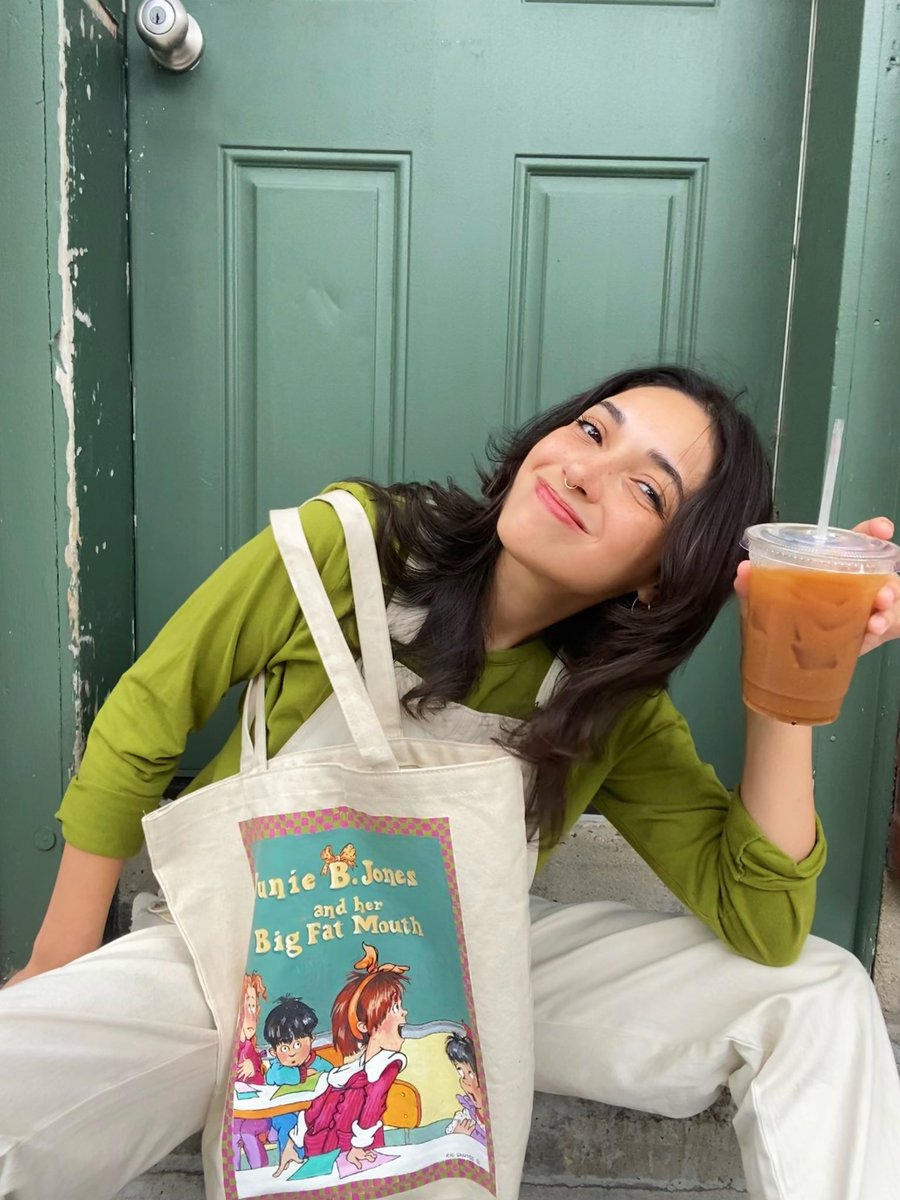 riosantosss's tweet photo. painted a tote bag, I love this bitch https://t.co/Mj2bEPeYjr