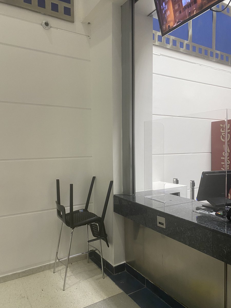 Patricia_Rincon's tweet image. Querido @Cine_Colombia feliz de volver a Cine. Pero hoy mientras esperábamos la horade la función la persona de acceso hizo levantar a mi mamá de 83 años de una silla por qué eran para el domiciliario. Le pedí a mi mamá que se levantara, y saben que hicieron? Arrumaron las sillas