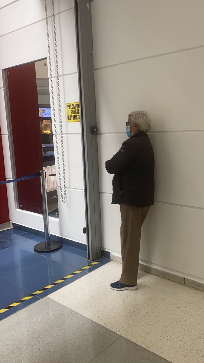 Patricia_Rincon's tweet image. Querido @Cine_Colombia feliz de volver a Cine. Pero hoy mientras esperábamos la horade la función la persona de acceso hizo levantar a mi mamá de 83 años de una silla por qué eran para el domiciliario. Le pedí a mi mamá que se levantara, y saben que hicieron? Arrumaron las sillas