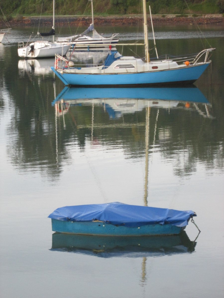 allanrob9's tweet photo. While I climb up to the #PortChalmers flagpole site, #ObservationPoint & #Timeball.I leave you to reflect upon the calm harbour & blue boats at anchorage. #NZ https://t.co/QTJcQccye7