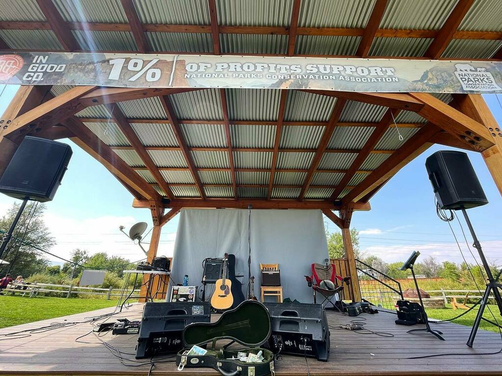 OMBBMusic's tweet photo. Cheers and thank you @breckbrew for the amazing welcome! It was a beautiful day for beer + live music. A perfect setting for our new friend Nick’s banjo debut. #ombbmusic #breckbrew #breckenridgebrewery https://t.co/fgeYnOjOzX
