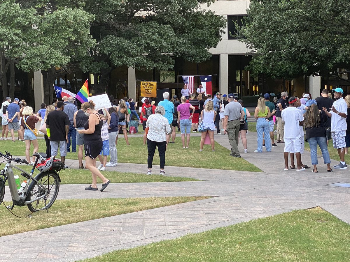 SalmanBhojaniTX's tweet photo. Scenes from today’s #TakeBackTexas rally with @TarrantDemParty @PPTXVotes @poweredxpeople #FightBackTexas #roevwade Everyone should have the freedom &amp; power to control their own body, decisions &amp; lives. Texans deserve better https://t.co/czhqaJcrKY
