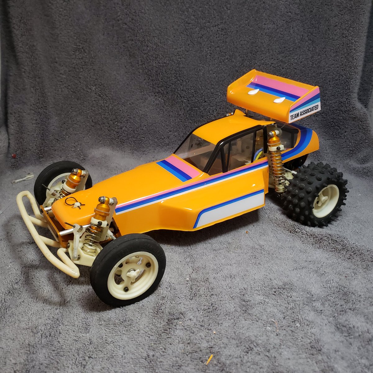 The3Daddict's tweet photo. I got the body mounted, some trimming, the livery, and driver and I'm done! #rc10 #rc10classic #goldpan #rc10gen1 #teamassociatedracing #weareae #vintagerc #rcaddict #rcbuggys https://t.co/OUjbgEq3mj