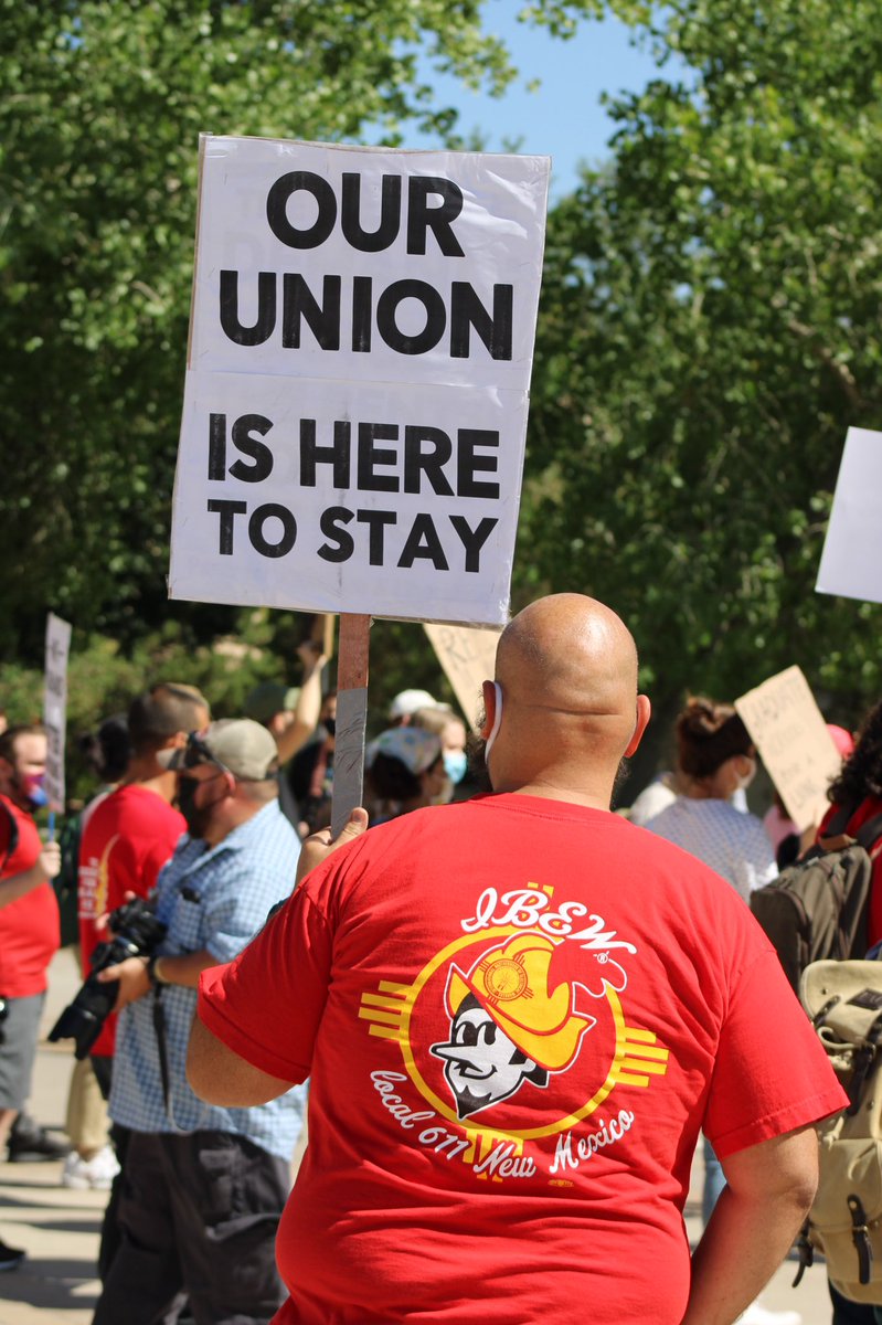unmgradworkers's tweet photo. ❤️‍🔥 THANK YOU ❤️‍🔥

We have the best supporters, community members, union friends, and undergrads ever! 🤗 You all made the rally such a success! Hundreds marched through campus with us to deliver our demands to @UNM admin ✊⚡️ 

(📸 @JazminMrno) https://t.co/A4gMWkBUKg