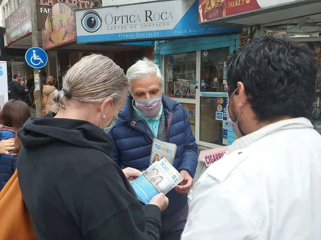 fuerzapatria_vl's tweet photo. • Lxs precandidatxs a concejales y consejerxs escolares @eripereyravl @robertopaceDr, @marcecortiellas, @DiegoCarnicelli y Cintia Mussa continúan recorriendo Vicente López hablando con lxs vecinxs, escuchando sus inquietudes y acercándoles las propuestas de la #Lista4. https://t.co/garUJIBylQ