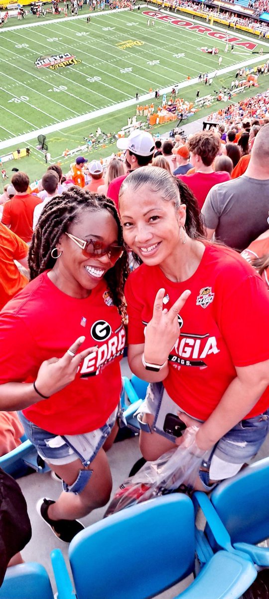CEOANDTHEBOSS's tweet photo. At the game 🏈 !! https://t.co/WwCWnhJRCA