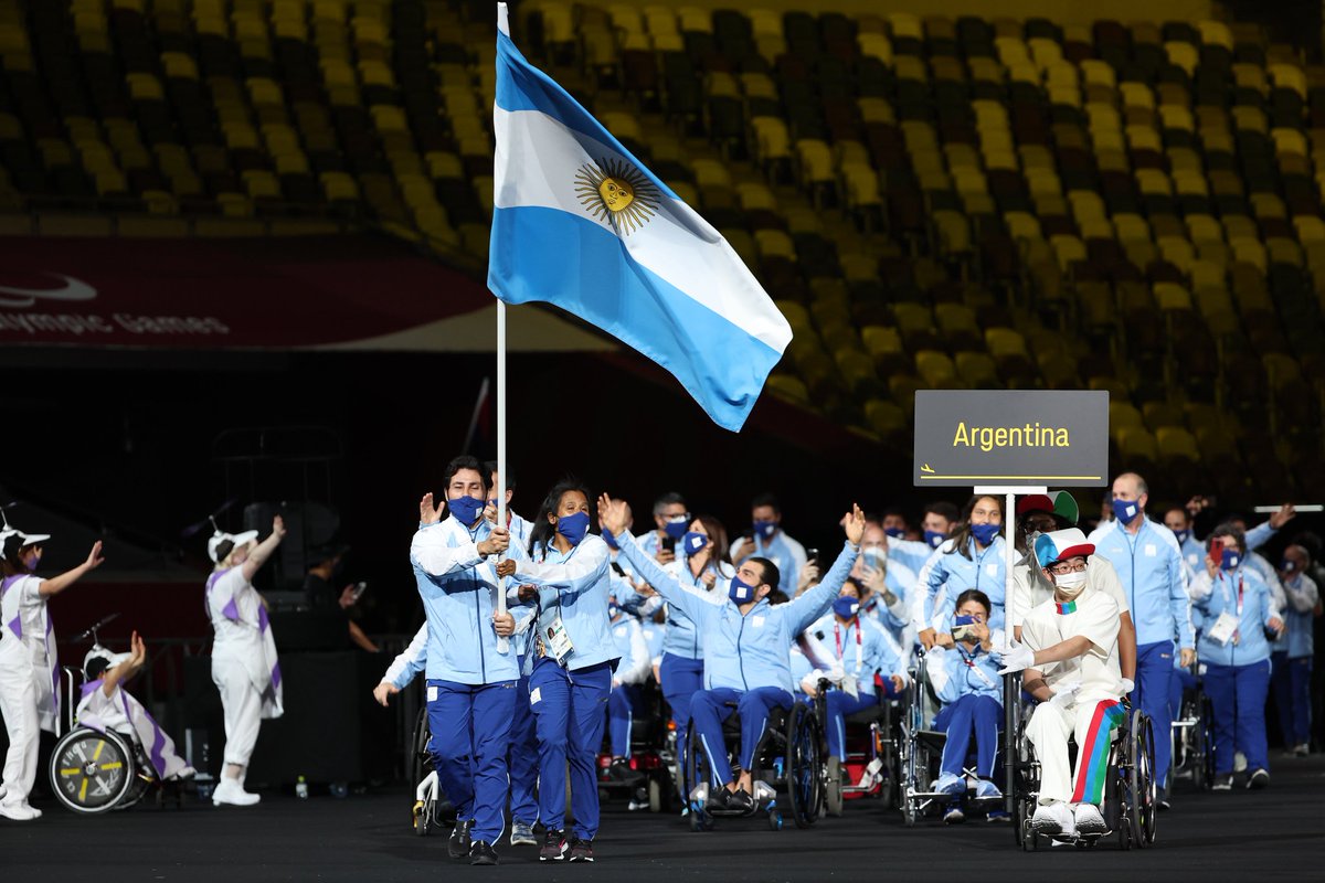 carasaki10's tweet photo. 🇦🇷🇯🇵🍾 Disculpame si Argentina ganó 9 medallas y 32 diplomas con 57 atletas en #Tokyo2020, pero así es la Delegación paralímpica champagne. https://t.co/K6dHLb60jy