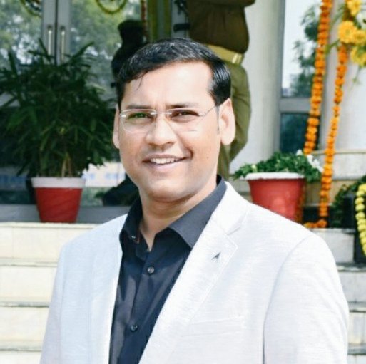 AakrastS's tweet photo. Teachers have to lead by example, and you have always been an excellent example to follow. As a student, I feel very grateful to have such a great mentors in my life. Happy Teachers' Day Sir.😇🙏🏻
@KabiaProf 
@HemantChandra90 
@HemantChandra9 
#HappyTeachersDay2021 
#blessed😇 https://t.co/d1BsL6jjFz