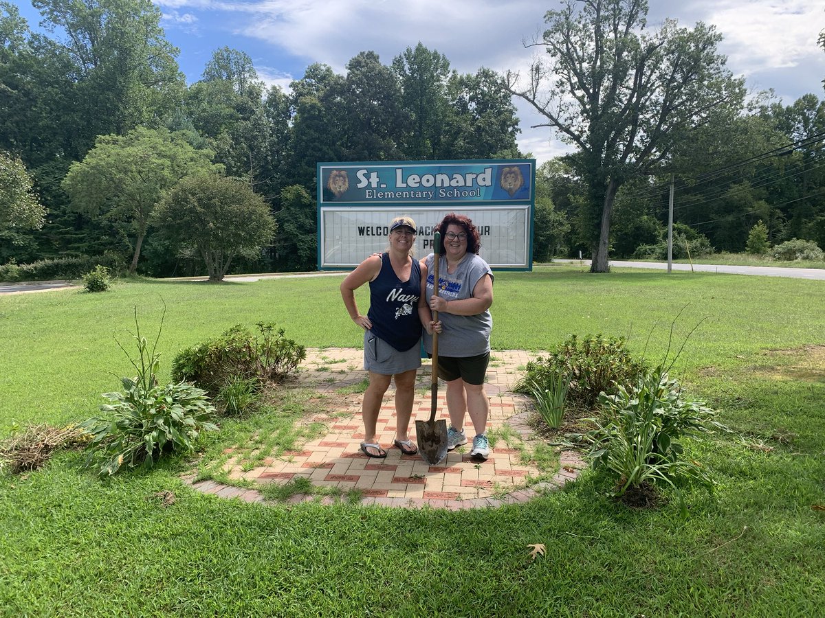Look who’s making our school more beautiful on the weekend!!! Thanks Ms. Smith and Ms. Danielson!! ❤️SLES