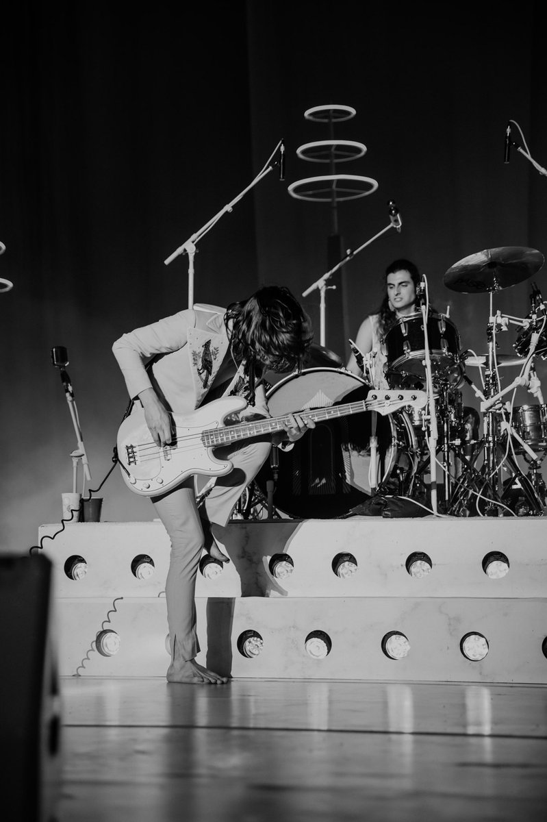 GretaVanFleet's tweet photo. Chicago, thank you for a beautiful, misty show on the Shoreline. It was glorious to spend an evening together in love and celebration. https://t.co/TBT1P3dhZj