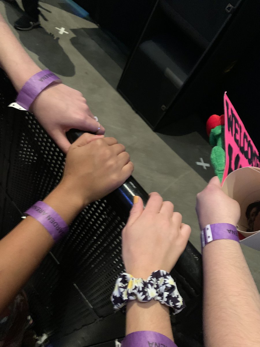 FaithPopCulture's tweet photo. RT FOR GOOD LUCK AT YOUR NEXT HARRY SHOW!!!! https://t.co/7fti28pr6L