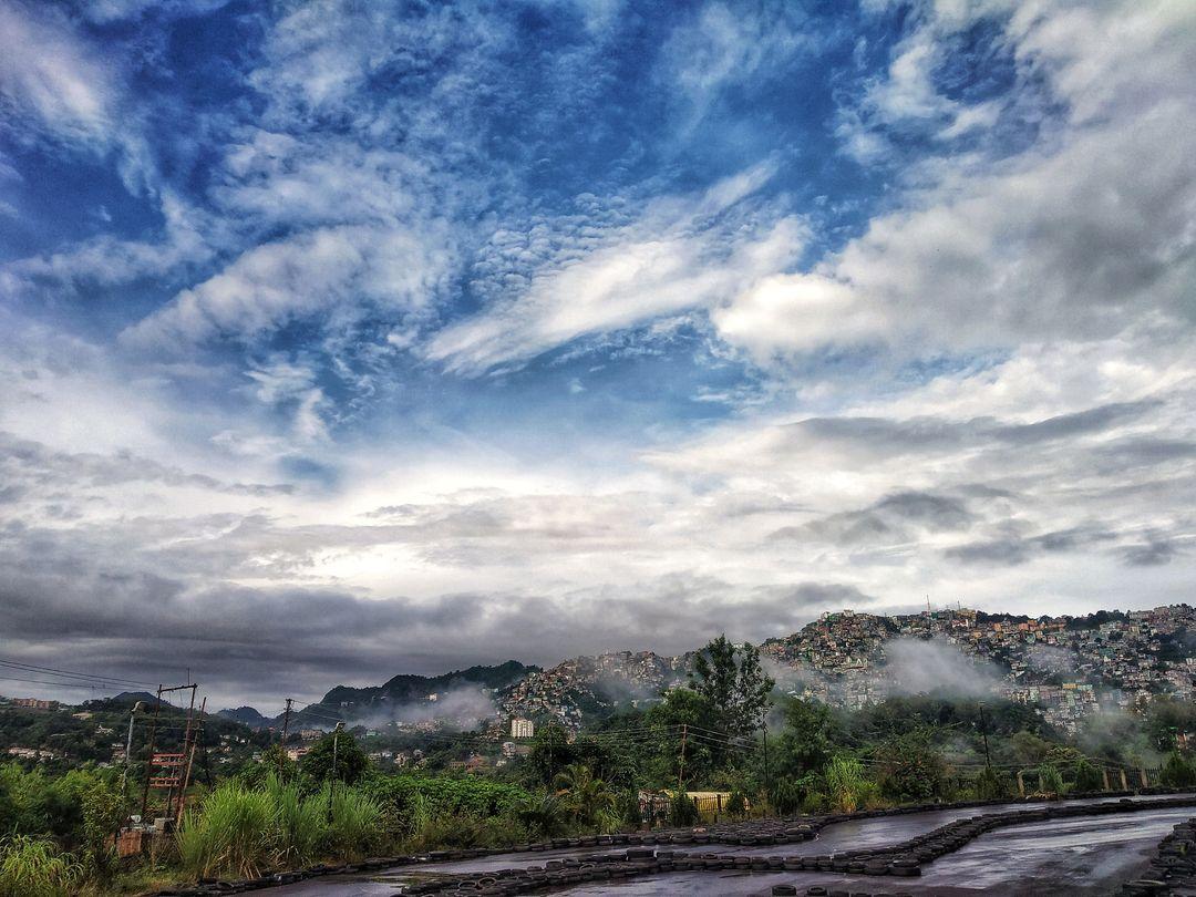 mizoraminsta's tweet photo. Morning scenes as seen from Zemabawk, Aizawl, Mizoram.
.
.
Pic credit ๐ท @rinfela_first_of_his_name
.
.
.
#morning #morningscene #mizoram #mizoraminsta #northeastIndia #travel #cloud #chhum #monsoonseason #monsoon #season #cloudy #season #zingkar #zemabawk #aizawl #furkhua https://t.co/JuplwQ6hRw